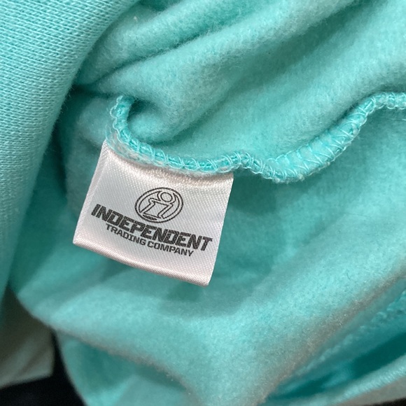 NWOT Disney Mickey Mouse Boxing 🥊 Crew Neck Sweater Unisex M/L - Picture 4 of 6